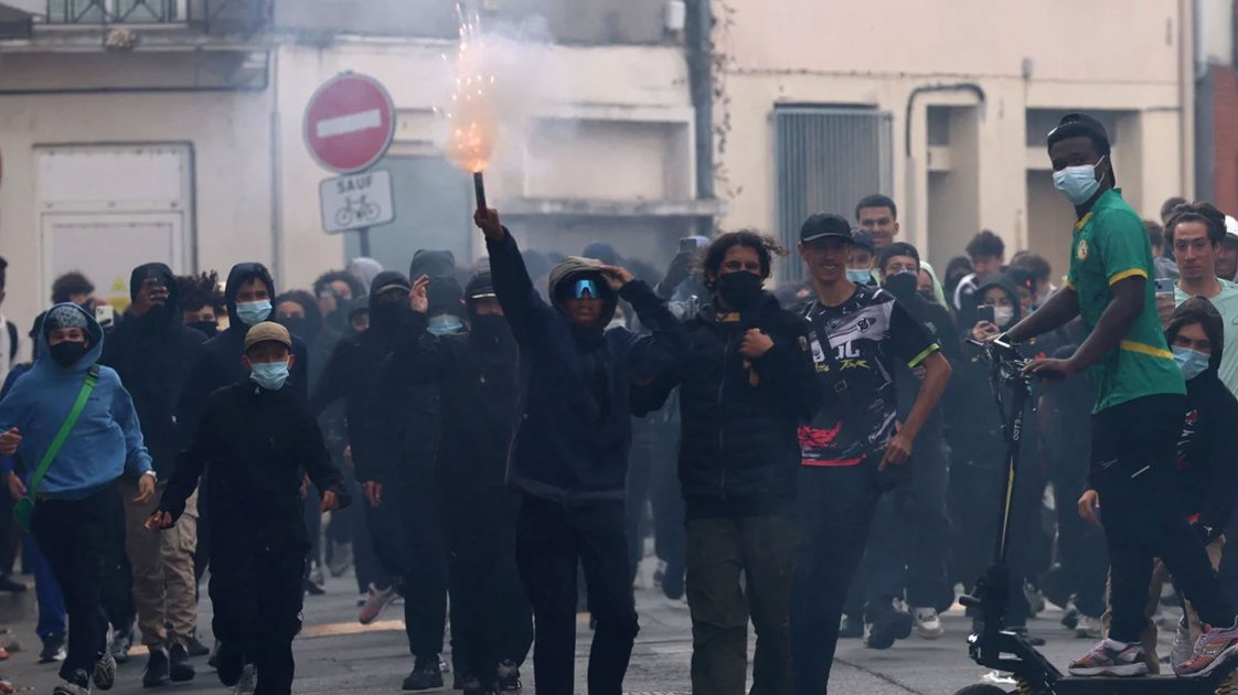 ফ্রান্সে শিক্ষার্থীদের বিক্ষোভে বন্ধ ৫০০ স্কুল, আহত ১৯০