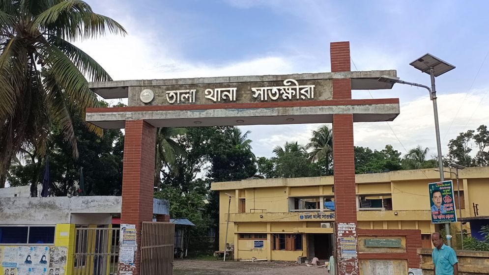 সাতক্ষীরায় কলেজ ছাত্রীর রহস্যজনক মৃত্যু, বাবার ওপর হামলা