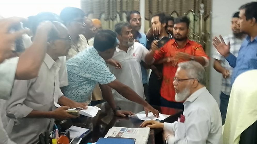 রাজশাহী মেডিকেল বিশ্ববিদ্যালয়ের ভিসিকে জোর করে পদত্যাগে বাধ্য করার অভিযোগে মামলা