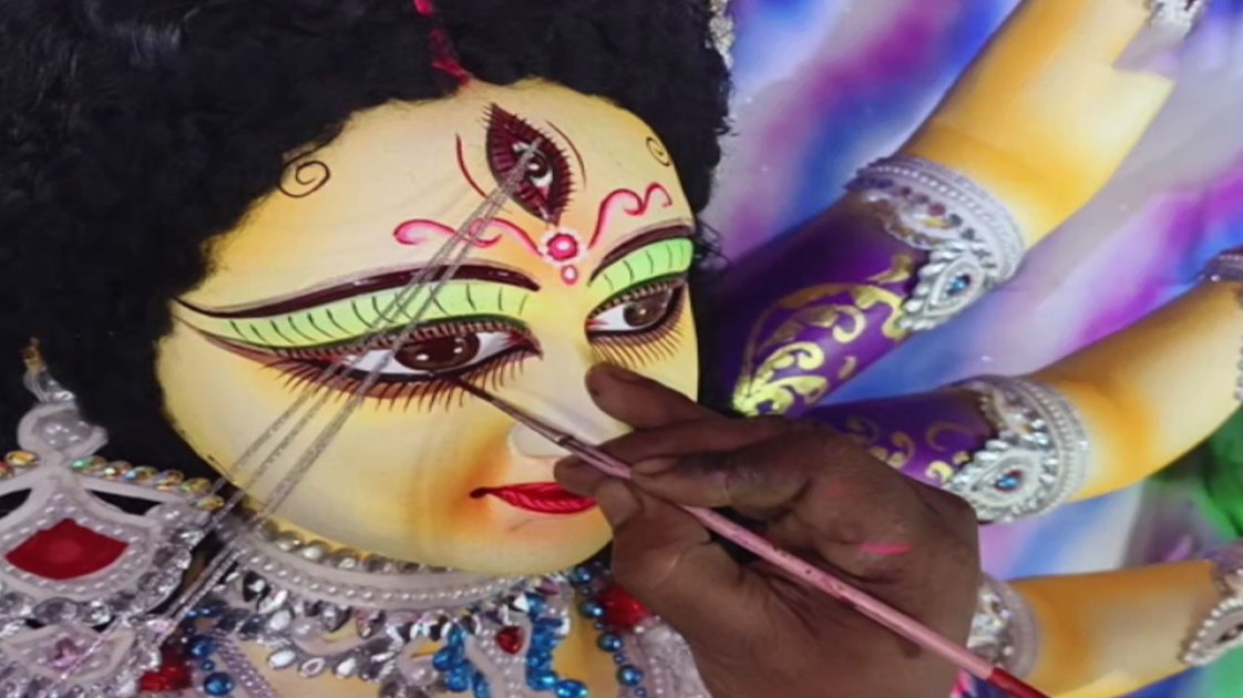 দুর্গাপূজার জন্য ব্যস্ত শিল্পীরা, প্রস্তুতি চলছে সারা দেশে