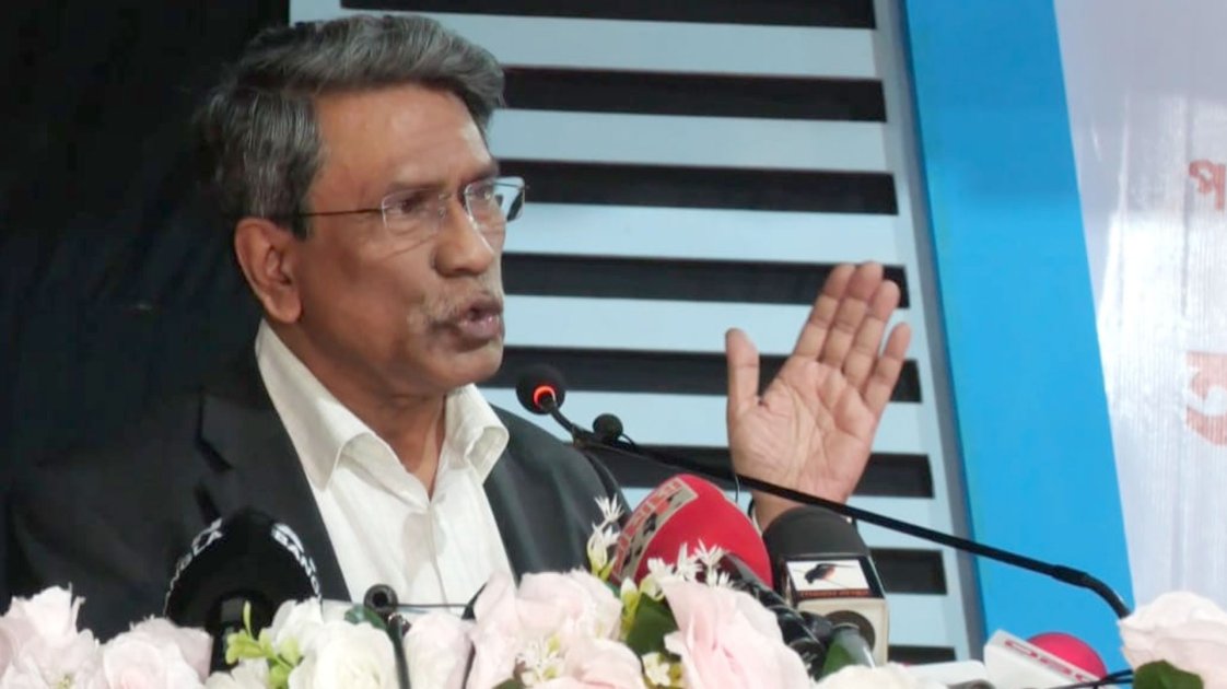 গণতন্ত্র পিছু হটছে, মন্তব্য আলী রীয়াজের