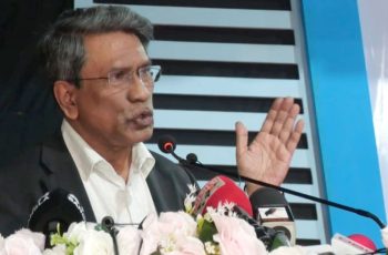গণতন্ত্র পিছু হটছে, মন্তব্য আলী রীয়াজের