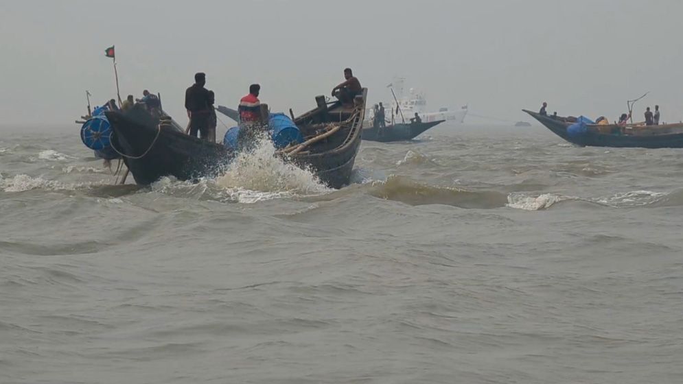 মা ইলিশ রক্ষায় ২২ দিনের নিষেধাজ্ঞা শুরু