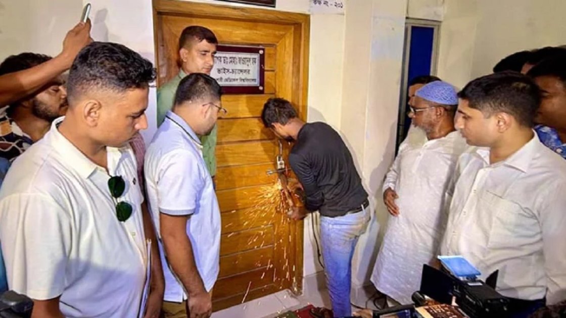 রামেবির উপাচার্যের কক্ষের তালা ভাঙা হলো, গ্রেপ্তার ৩