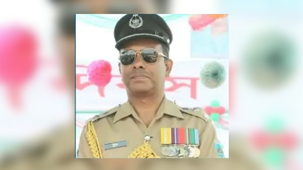 অতিরিক্ত ডিআইজি টুটুল চক্রবর্তীকে বরখাস্ত করেছে সরকার