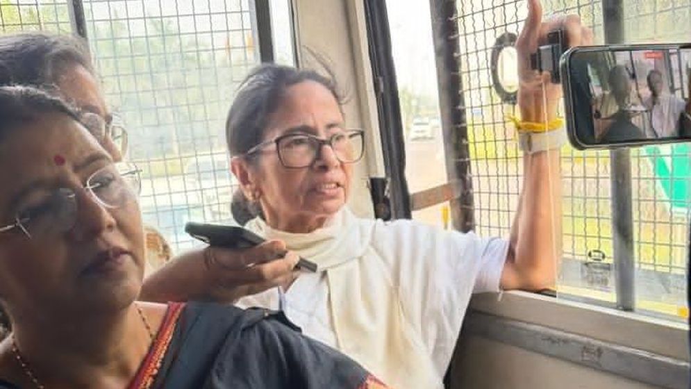 দিল্লিতে আটক মমতা ব্যানার্জি, পুলিশের বিরুদ্ধে ক্ষোভ