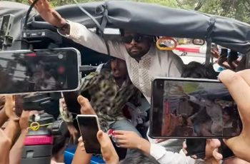 রবীন্দ্রনাথের গ্রাফিতিতে কালি দিতে গিয়ে আটক আয়াস