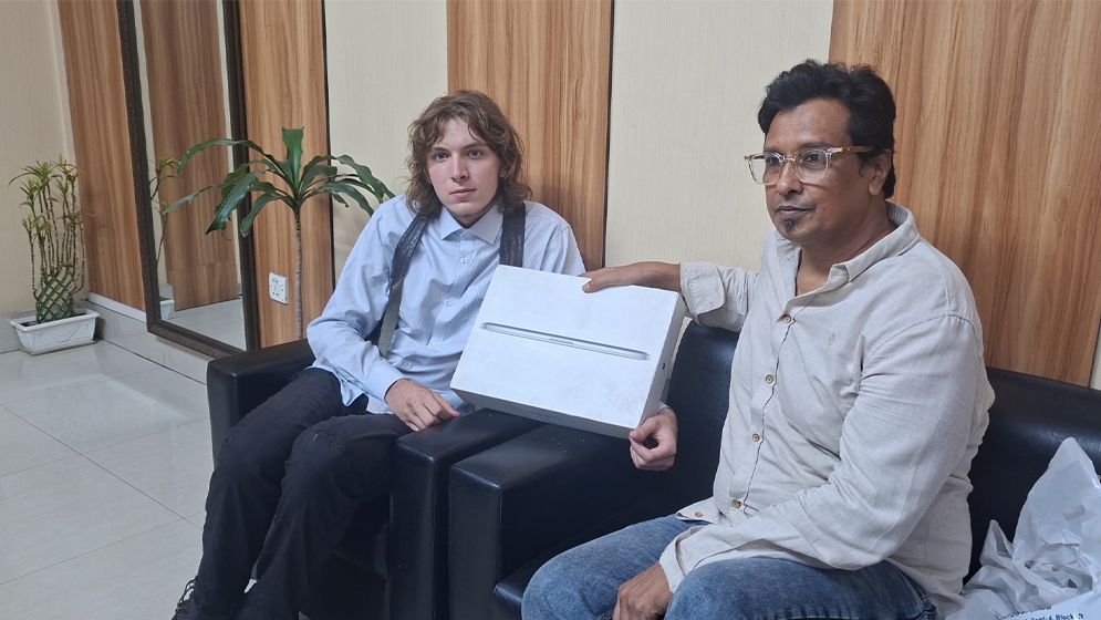 জার্মান পর্যটককে ল্যাপটপ উপহার দিলেন মুক্তি মাহমুদ