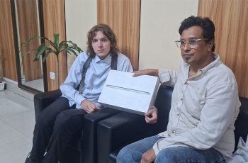জার্মান পর্যটককে ল্যাপটপ উপহার দিলেন মুক্তি মাহমুদ