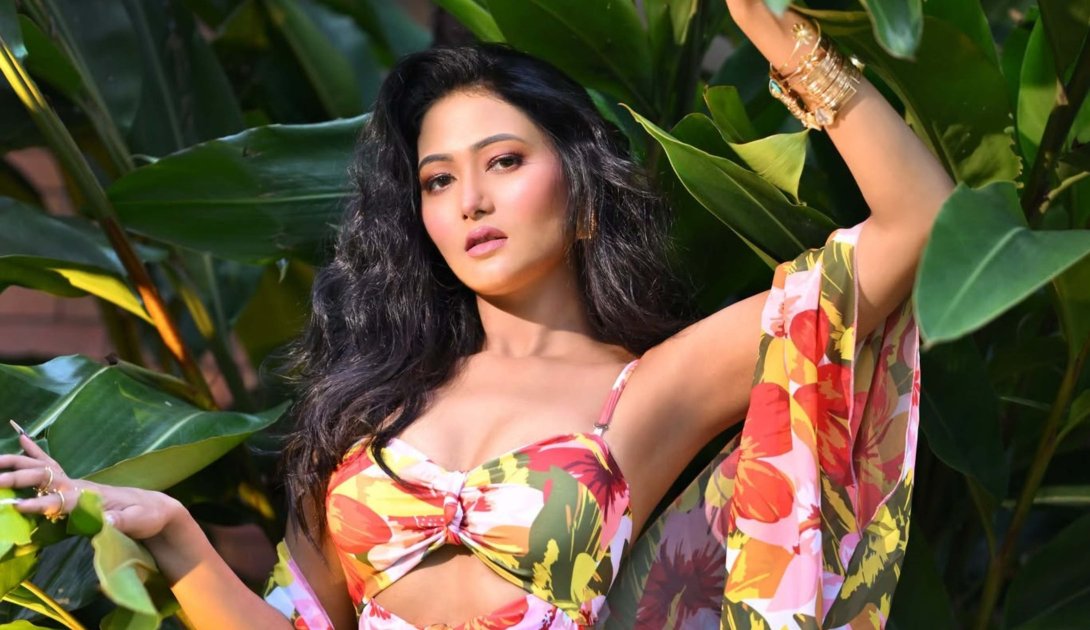 অধরা খানের অভিযোগ: পরিচালকের অপেশাদার আচরণে হলিউডের কাজ হাতছাড়া