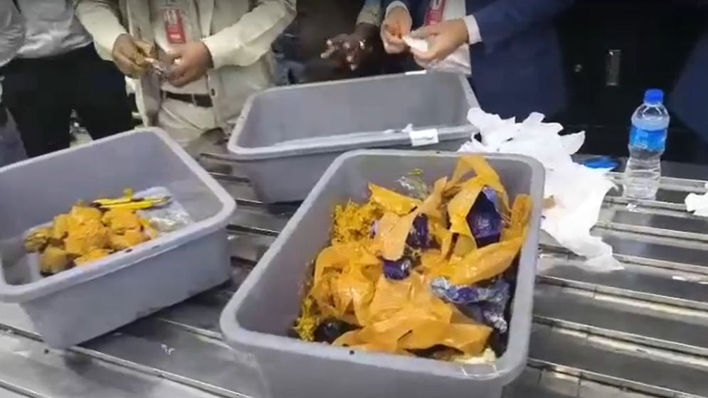 শাহজালালে যাত্রীর কাছ থেকে ২ কোটি ৭০ লাখ টাকার স্বর্ণালংকার জব্দ