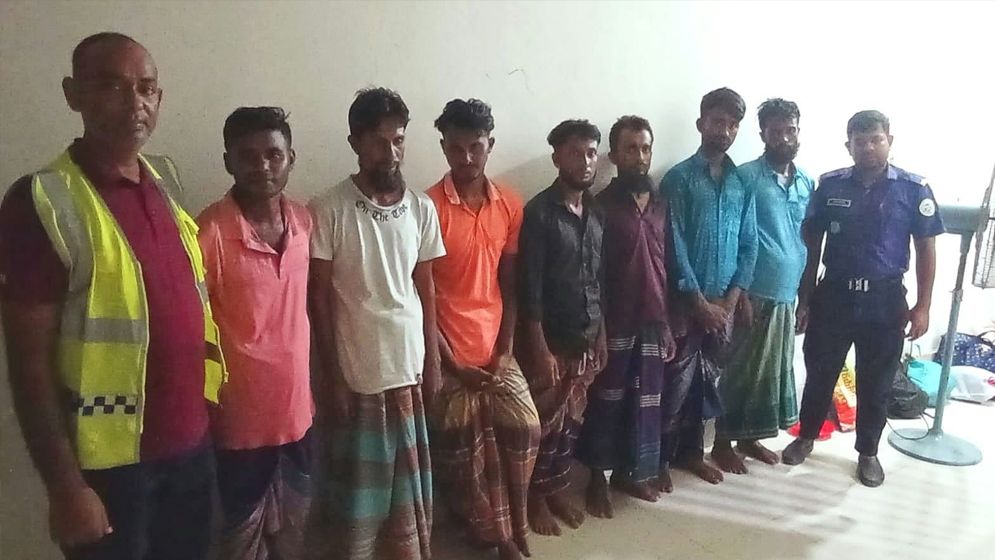 বাউফলে নিষেধাজ্ঞা অমান্য করে ইলিশ শিকার, ২৩ জন আটক