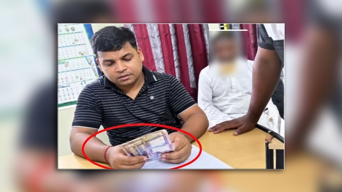 হাজীগঞ্জে ভূমি কর্মচারী ঘুষ নেওয়ার ভিডিও ভাইরাল, বরখাস্ত