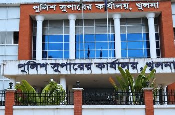খুলনায় পুলিশ পরিদর্শকের ওপর ছিনতাইকারীদের হামলা