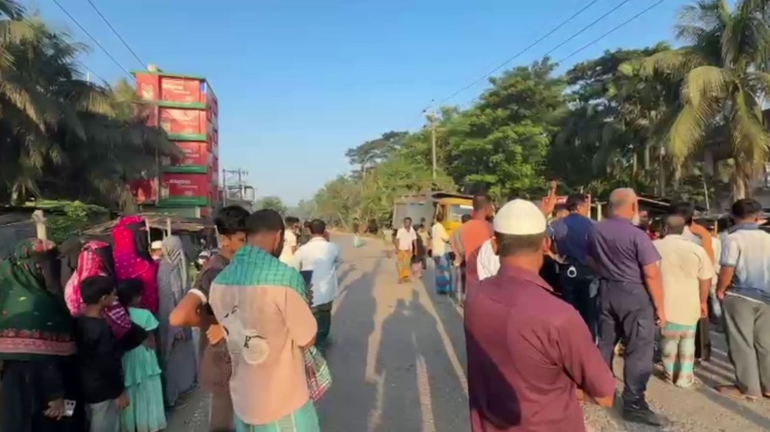 লক্ষ্মীপুরে ট্রাকের চাপায় ভ্যানচালক নিহত, সড়ক অবরোধ