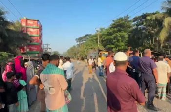 লক্ষ্মীপুরে ট্রাকের চাপায় ভ্যানচালক নিহত, সড়ক অবরোধ