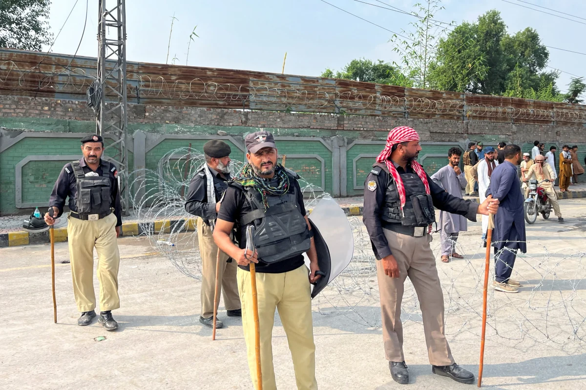 পাকিস্তানের খাইবার পাখতুনখোয়ায় জরুরি অবস্থা ও গভর্নরের শাসন