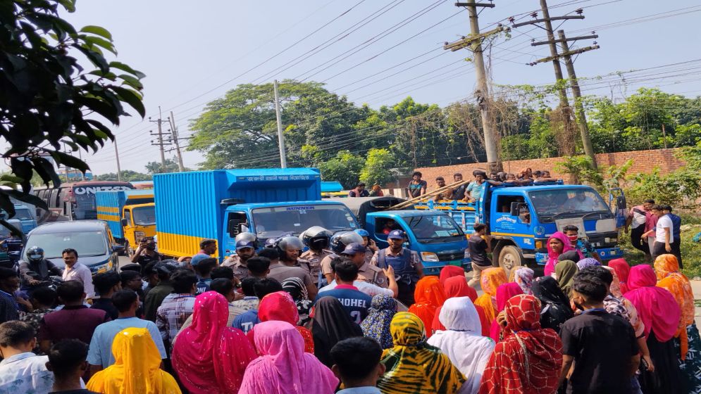 গাজীপুরে লে-অফের প্রতিবাদে শ্রমিকদের মহাসড়ক অবরোধ