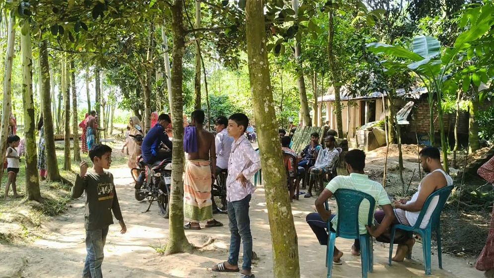 গাইবান্ধায় সম্পত্তি বিরোধের জেরে আটকে বাবার দাফন