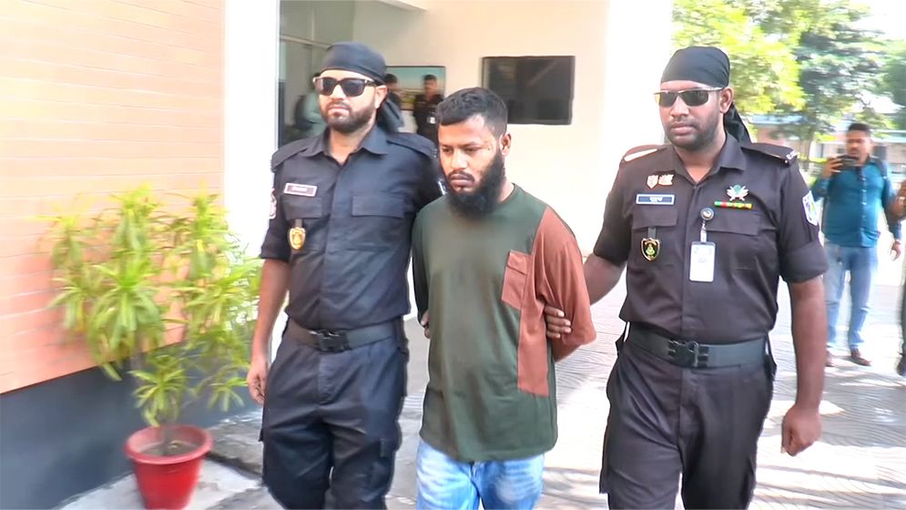 নারায়ণগঞ্জের সন্ত্রাসী সোহেল খন্দকার গ্রেফতার, উদ্ধার বিদেশি রিভলবার ও মাদক