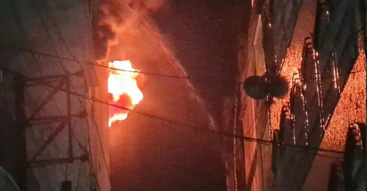 চকবাজারের সাততলা ভবনে আগুন, পাশের ভবনেও ছড়িয়েছে