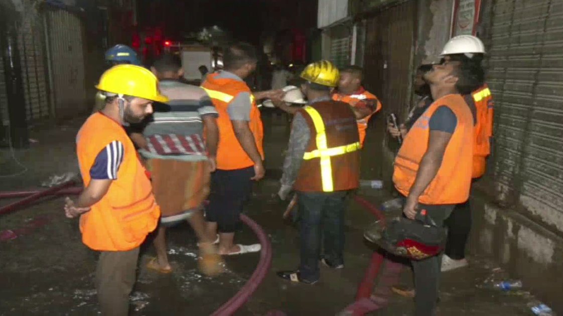 চকবাজারের আগুন: ৯ ঘণ্টার চেষ্টায় নিয়ন্ত্রণ, ক্ষতি কোটি টাকার বেশি