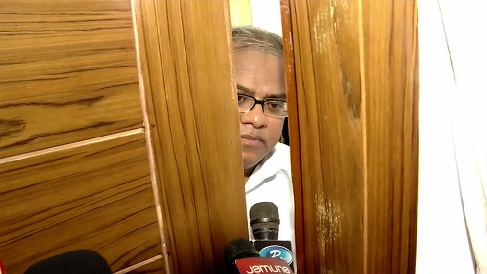 চুয়েটের ভিসি ২৪ ঘণ্টা ধরে অবরুদ্ধ, অসুস্থতার কথা জানালেন