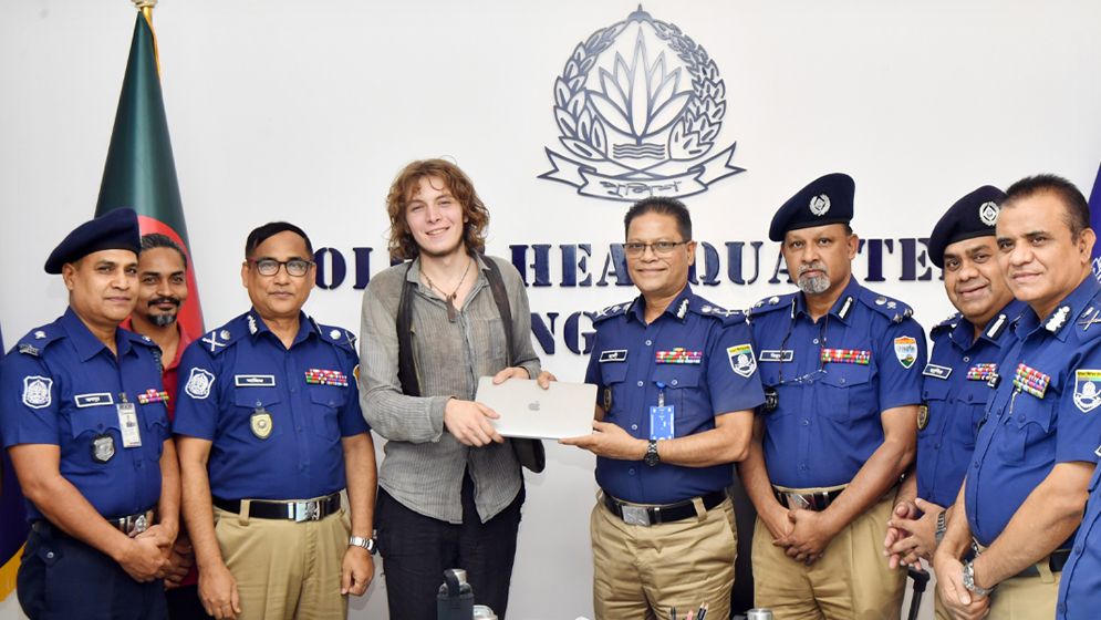পুলিশের সহায়তায় জার্মান পর্যটকের হারানো ল্যাপটপ উদ্ধার