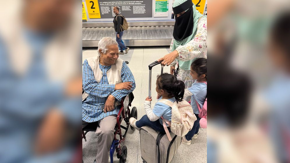 ড. ইউনূসের সঙ্গে শিশুর হাস্যোজ্জ্বল মুহূর্ত, হামলার আগে ক্যামেরাবন্দী