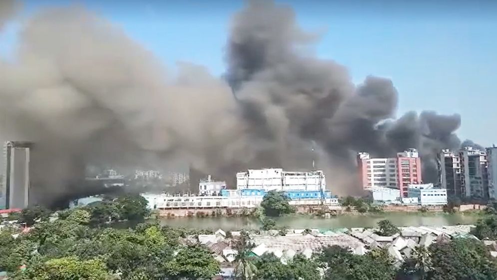 টঙ্গীর চেরাগআলীতে ওষুধ কারখানায় আগুন, ফায়ার সার্ভিসের ৮ ইউনিট কাজ করছে