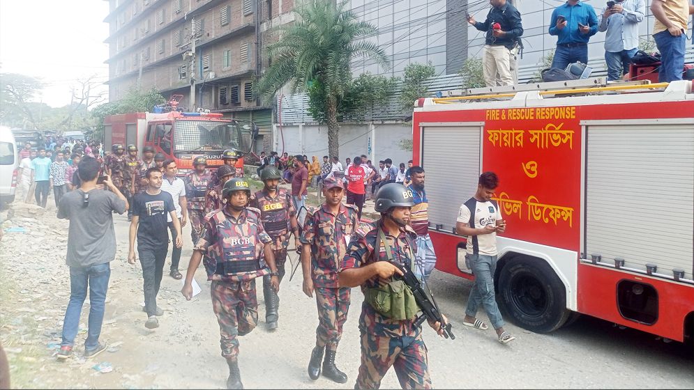 টঙ্গীতে আগুন: উদ্ধার সহায়তায় সেনাবাহিনী ও বিজিবির অংশগ্রহণ