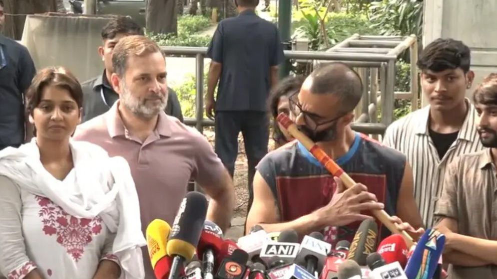 রাহুল গান্ধির প্রতিবাদ: বাঁশির সুরে দমন-পীড়নের জবাব