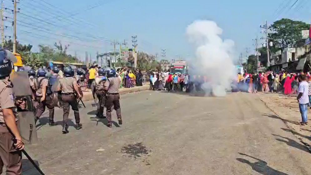 গাজীপুরে বেতনের দাবিতে শ্রমিকদের মহাসড়ক অবরোধ