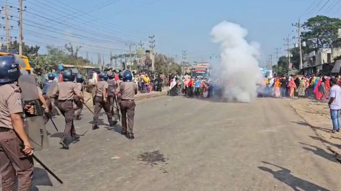 গাজীপুরে শ্রমিকদের বকেয়া বেতনের দাবিতে মহাসড়ক অবরোধ