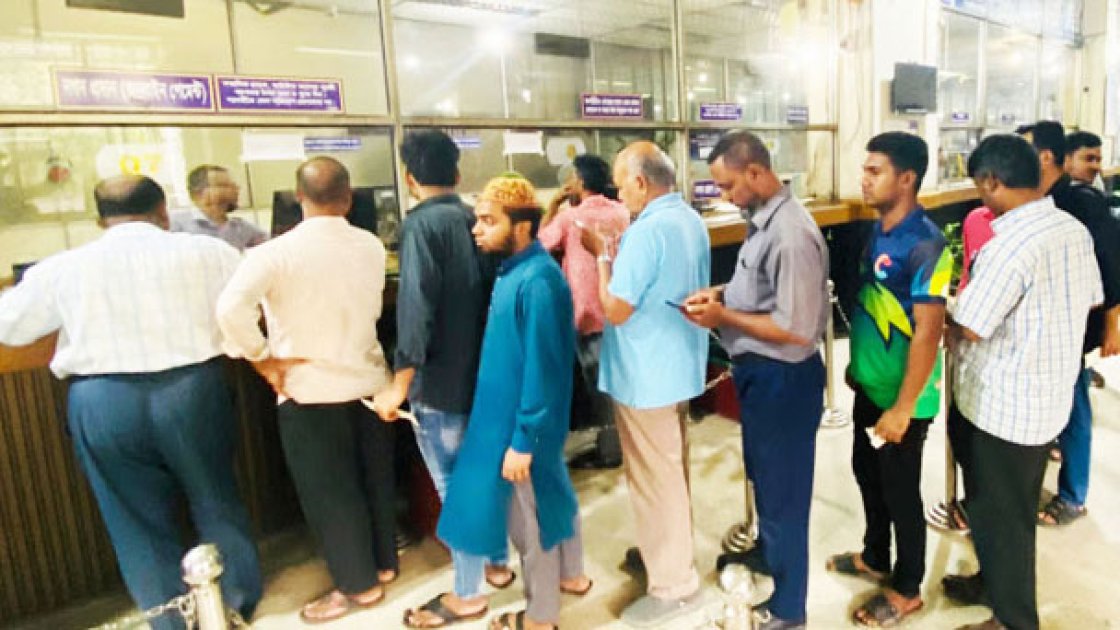সোনালী ও স্ট্যান্ডার্ড ইসলামী ব্যাংকের লেনদেন দুই দিন বন্ধ