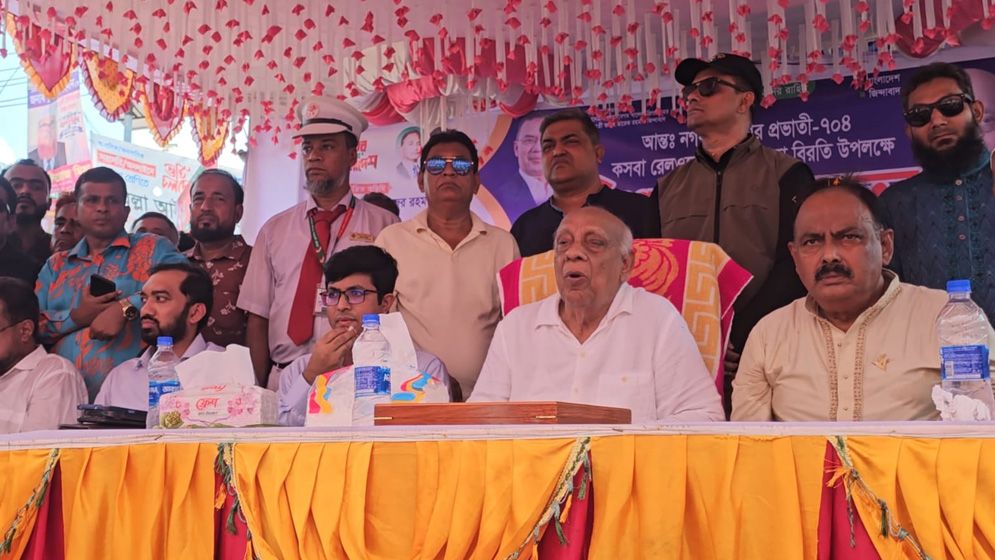 কসবায় মহানগর প্রভাতী ট্রেনের যাত্রাবিরতি চালু, প্রথম যাত্রী এমপি মুশফিক