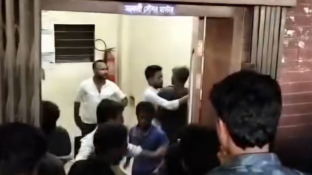 ব্রাহ্মণবাড়িয়ায় বিনা টিকিটের যাত্রীকে আটক করায় রেলকর্মীদের ওপর হামলা