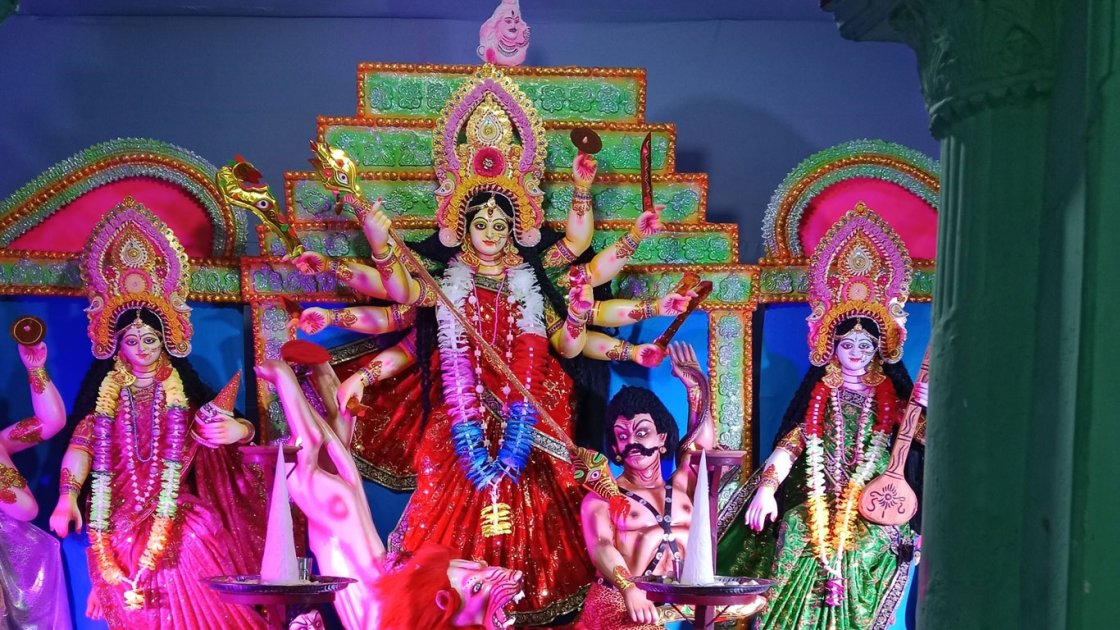 শারদীয় দুর্গাপূজা শুরু, উৎসবের আমেজে মুখরিত দেশ
