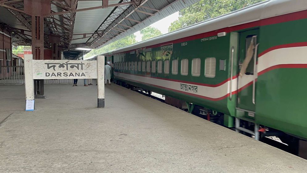 ভারত থেকে কেনা ১৮টি নতুন রেলকোচ দেশে পৌঁছেছে