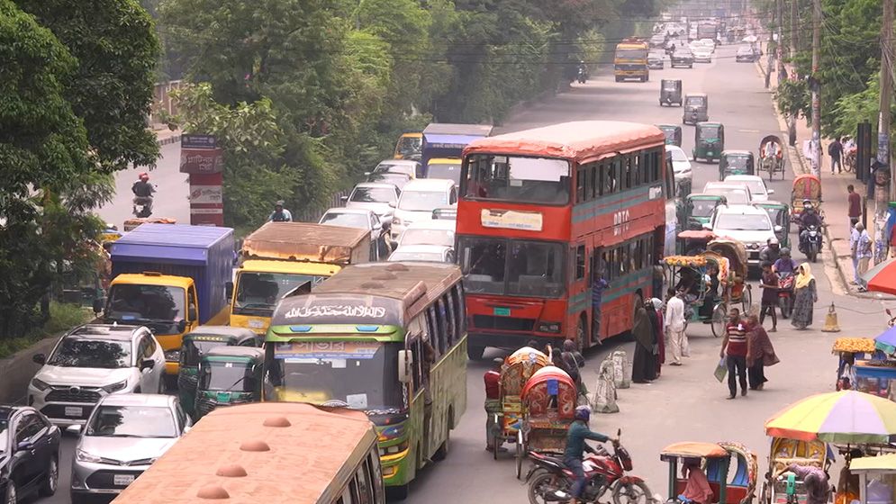 ঢাকায় ৩২ রুটে ৩২ কোম্পানির বাস: শৃঙ্খলা ফিরবে কি?