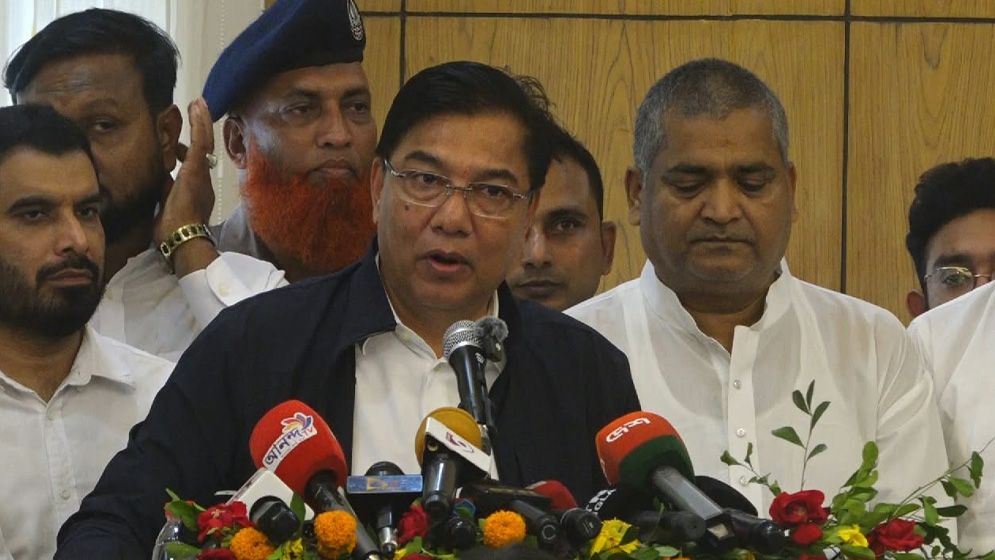শেখ হাসিনার দেশে ফেরার গুঞ্জনকে হাস্যকর বললেন বিমানমন্ত্রী
