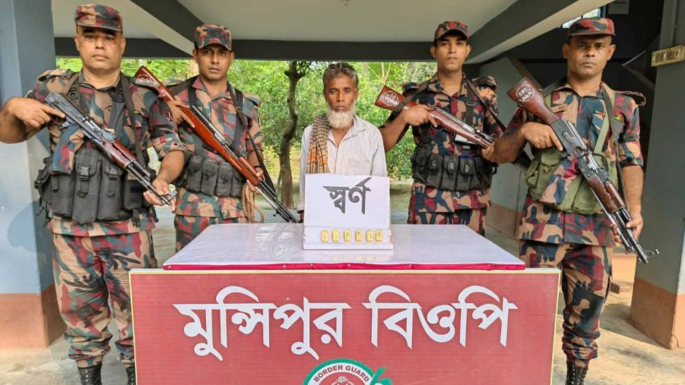 চুয়াডাঙ্গার সীমান্তে স্বর্ণ পাচারকারী আটক, ৭০০ গ্রাম স্বর্ণ উদ্ধার
