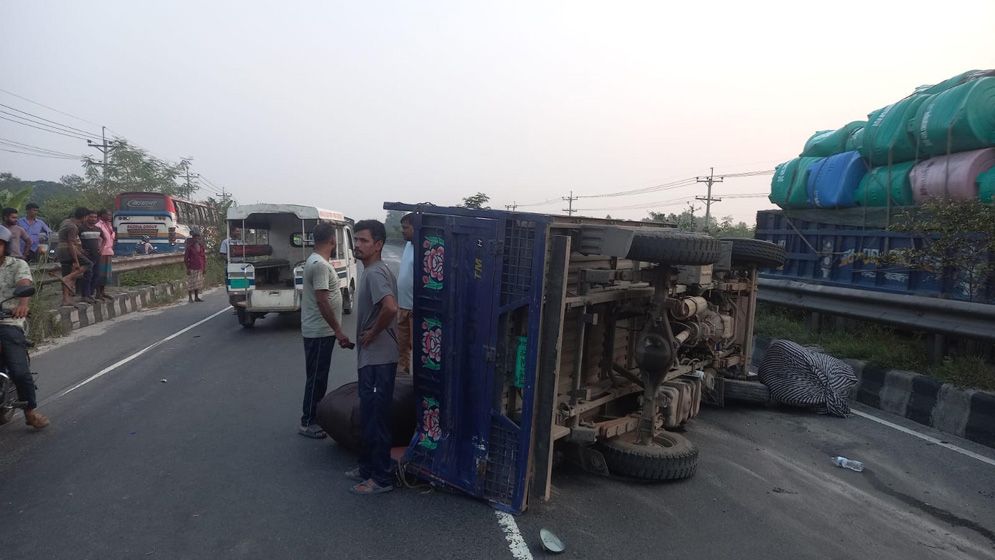 টাঙ্গাইলে বাস-পিকআপ-মোটরসাইকেলের ত্রিমুখী সংঘর্ষে নিহত ২