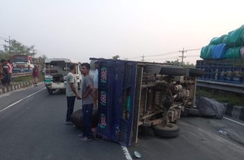 টাঙ্গাইলে বাস-পিকআপ-মোটরসাইকেলের ত্রিমুখী সংঘর্ষে নিহত ২