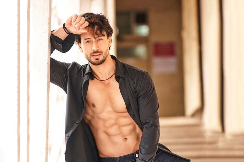 টাইগার শ্রফের গাড়িতে গুলি, আহত ২