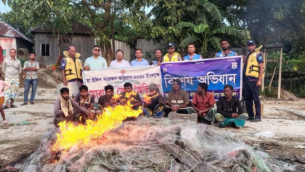 রাজবাড়ীতে ২ লক্ষ মিটার কা‌রেন্ট জালসহ ৮ জেলে আটক