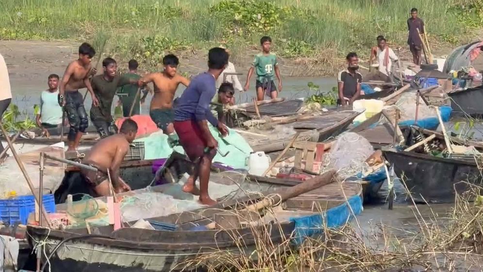 শরীয়তপুরে ইলিশ শিকারে নিষেধাজ্ঞা: জেলেদের হামলা ও অভিযানে সংঘর্ষ