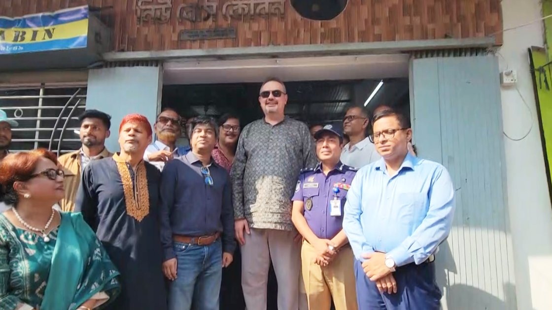 মার্কিন রাষ্ট্রদূতের প্রথম দুর্গাপূজা উদযাপন বাংলাদেশে