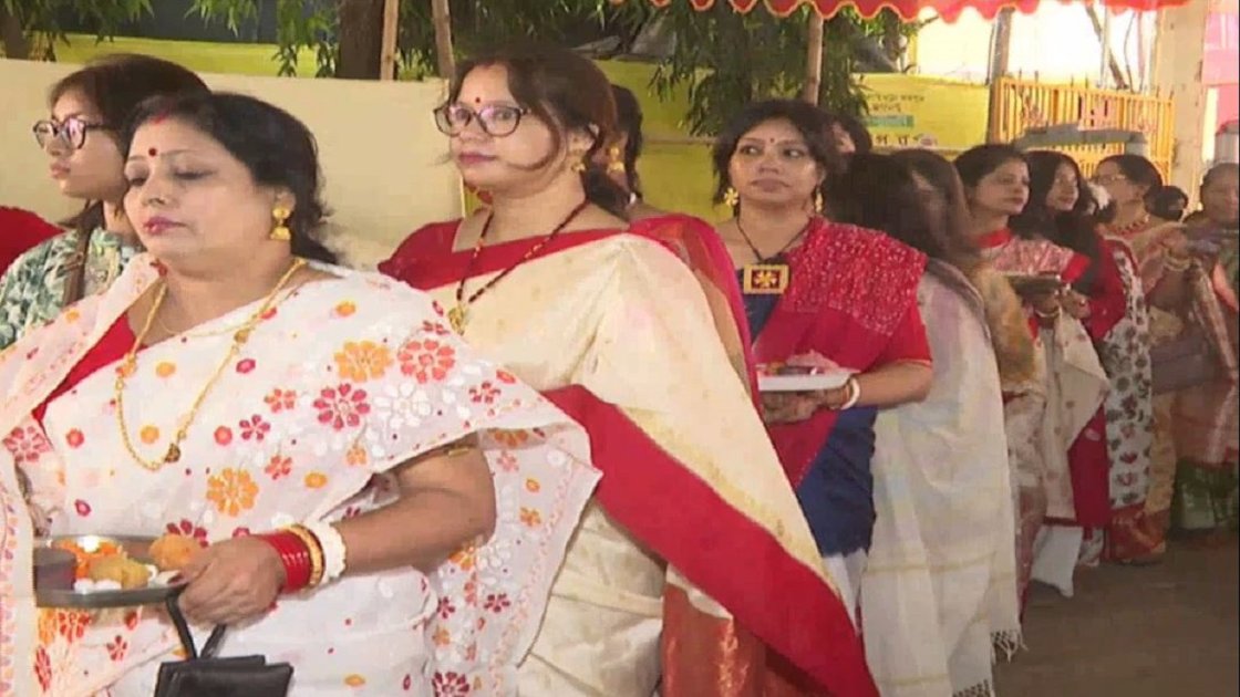 বিজয়া দশমীতে সনাতন নারীদের সিঁদুর খেলার উৎসব