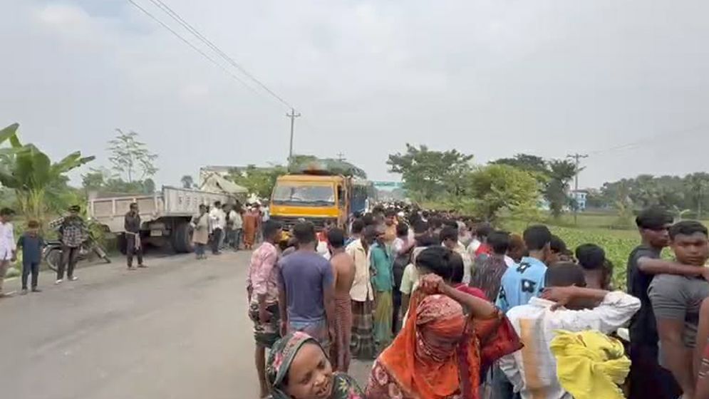 খুলনা-সাতক্ষীরা মহাসড়কে বাস-ট্রাক সংঘর্ষ, ৩০ জন আহত